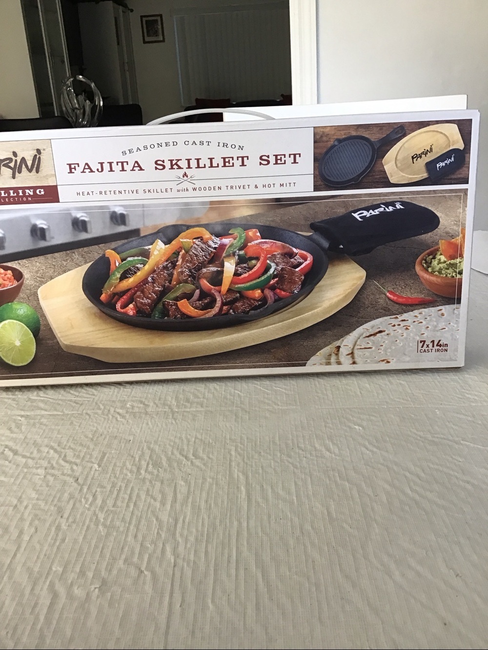Home Fajita Skillet Set Heat Retentive Skillet with Wooden Trivet & Hot Mitt.